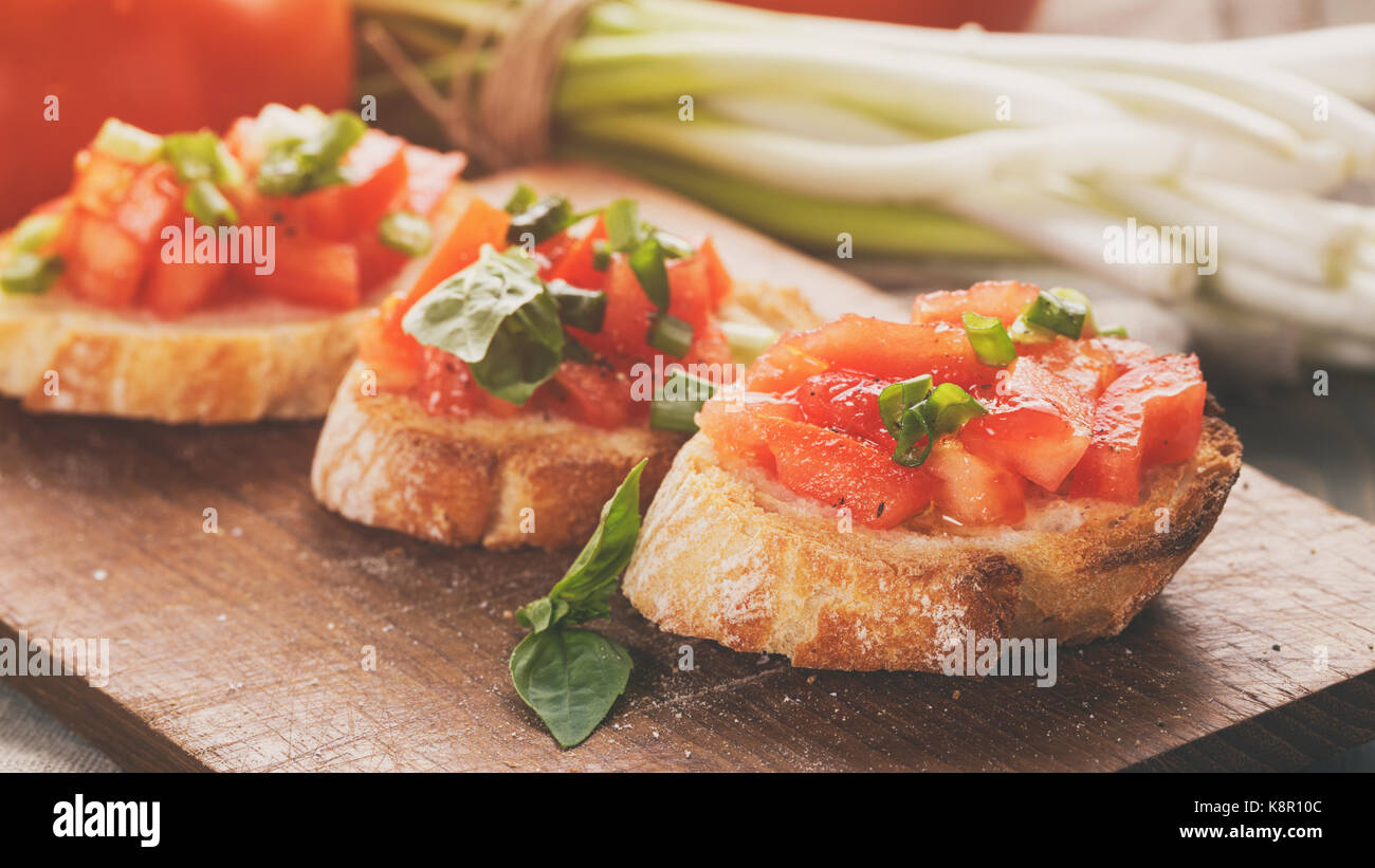 Simple Bruschetta aux tomates italiennes appétissantes Banque D'Images