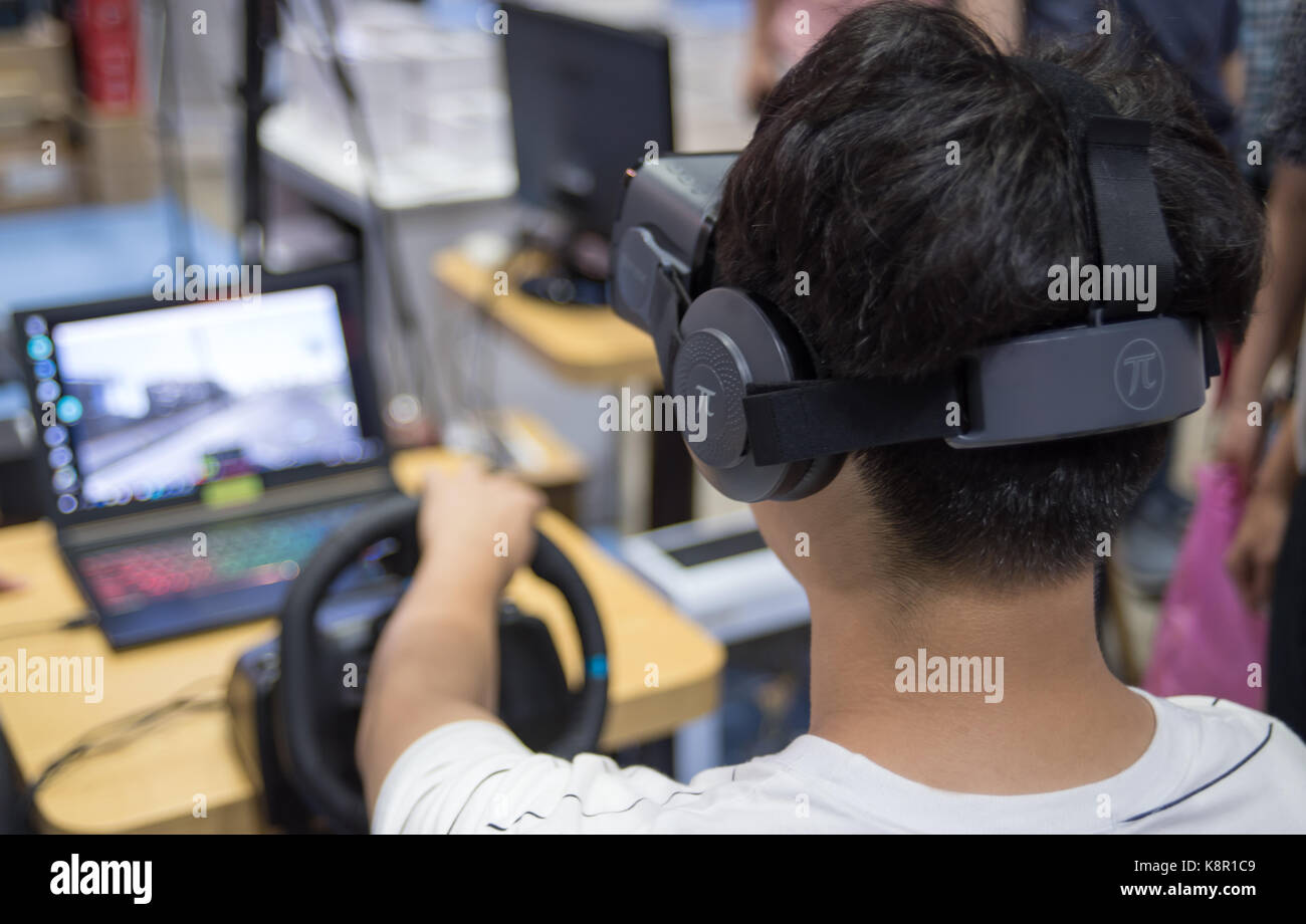 Garçon porte casque de réalité virtuelle pour les tests. Banque D'Images