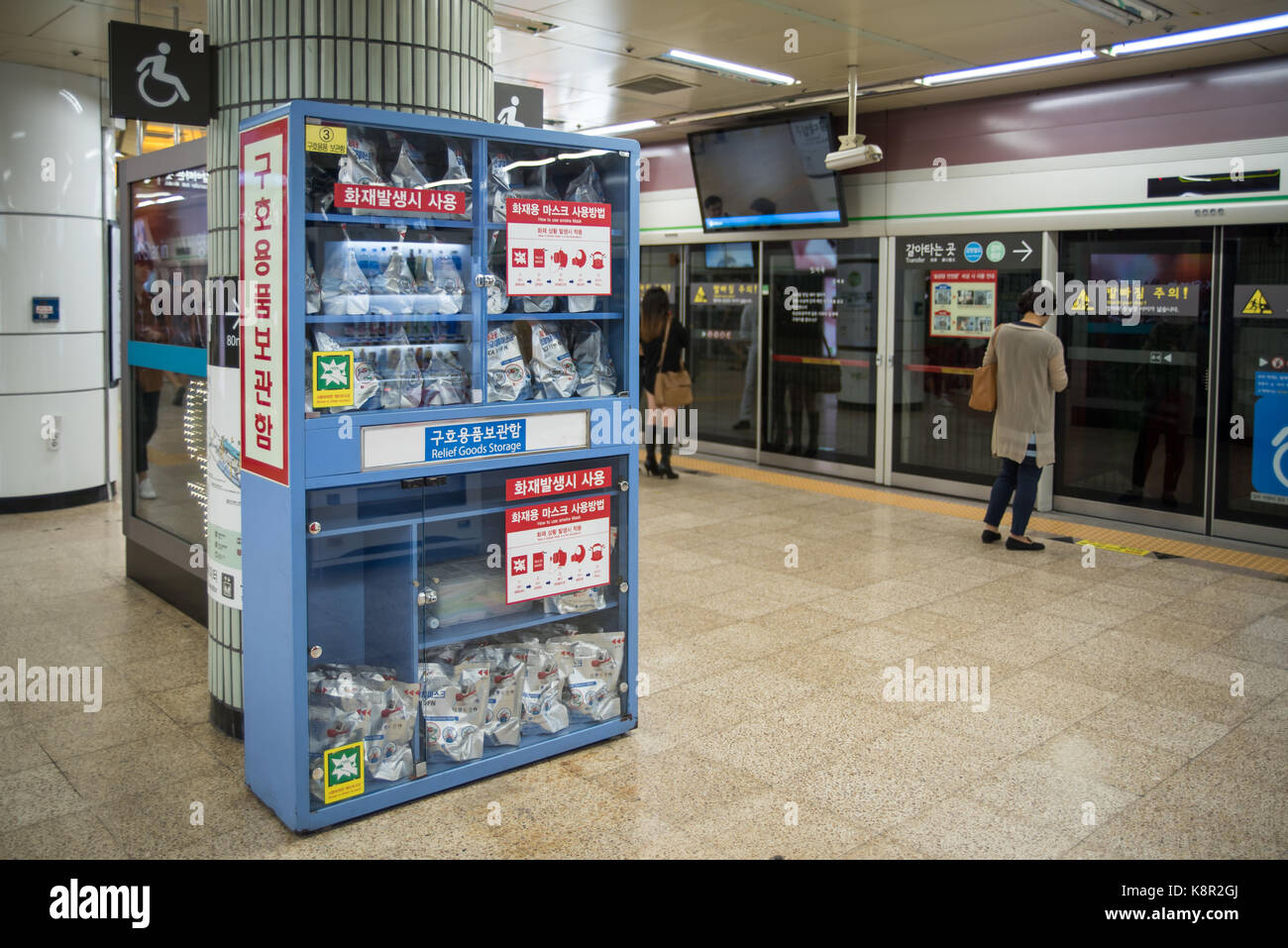 Stockage de produits de secours dans une station de métro au centre-ville de Séoul, Corée du Sud. contient un masque de fumée et un manuel de l'utilisateur. porter un masque dans un incendie, la fumée sortir Banque D'Images