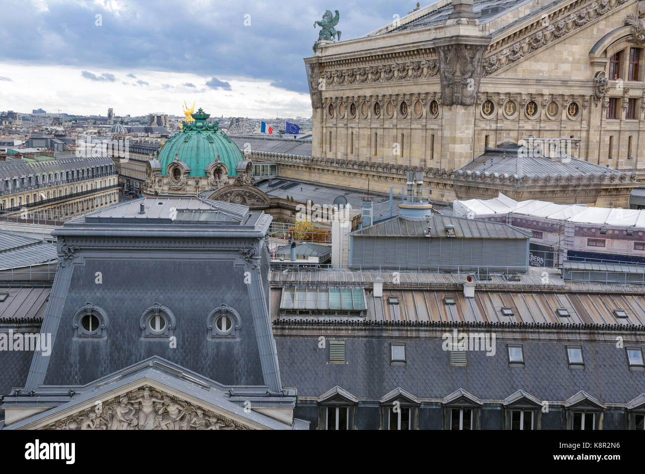 Paris, France : vue sur l'horizon des toits bleus typiques appartements Haussmann et des principaux monuments de la terrasse, dans un jour nuageux Banque D'Images