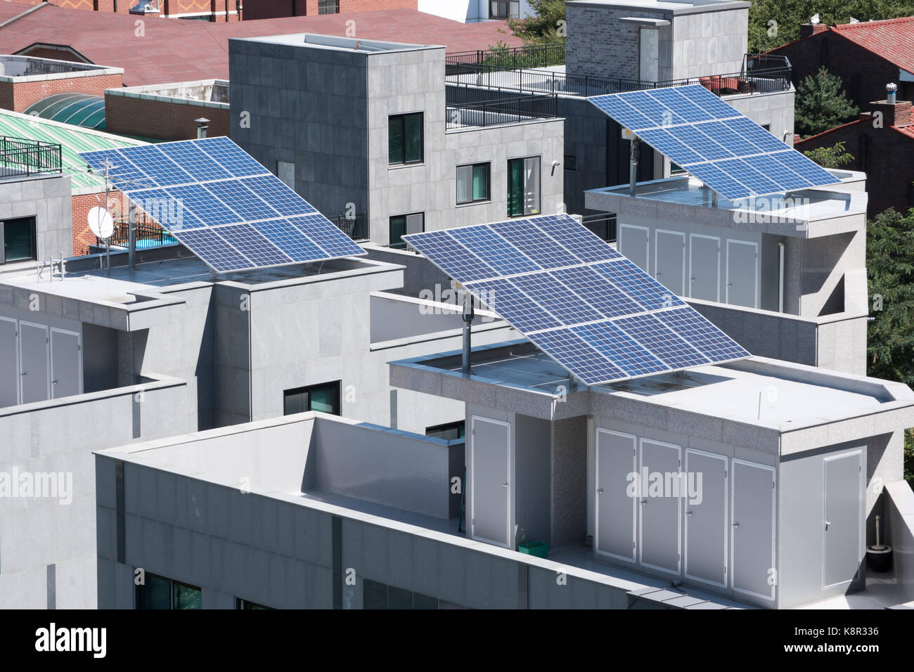 Panneaux solaires sur le toit. Banque D'Images