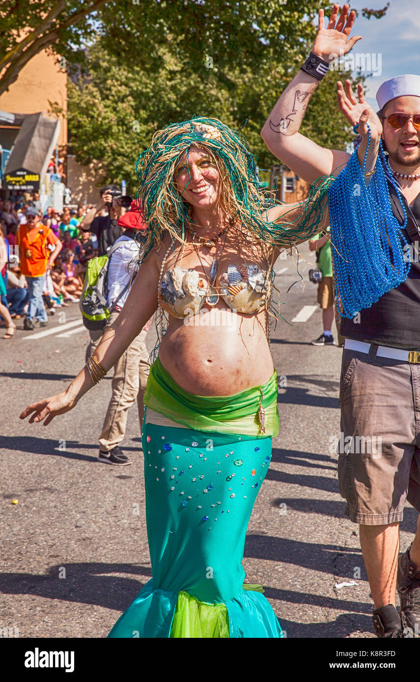 Seattle, WA - 22 juin 2013 : une femme enceinte dans un costume de sirène sourire alors qu'elle marche dans la rue dans le rapport annuel de fremont solstice d'parade Banque D'Images