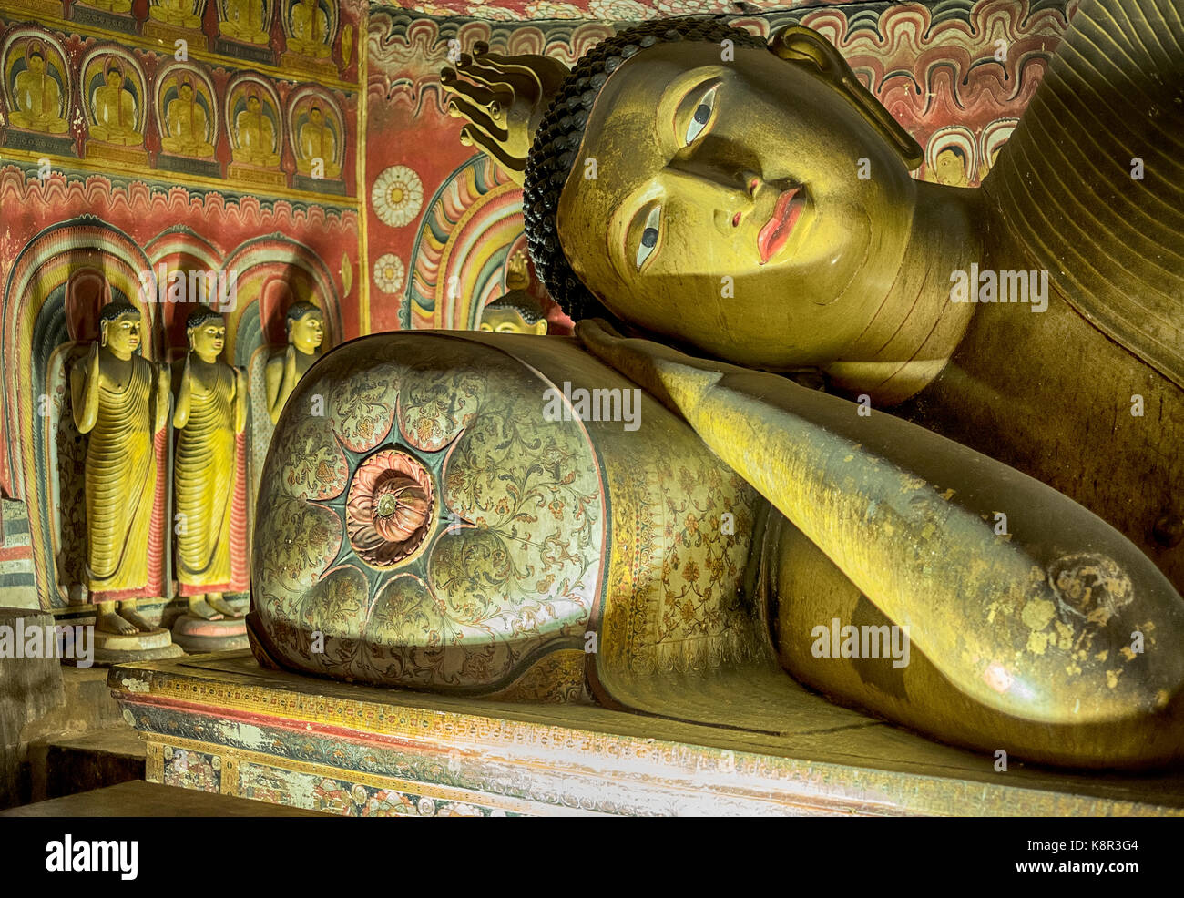 Bouddha repose sa tête sur un oreiller dans l'ombre de la grotte au temple dambulla près de kandalarma au srii lanka. Banque D'Images
