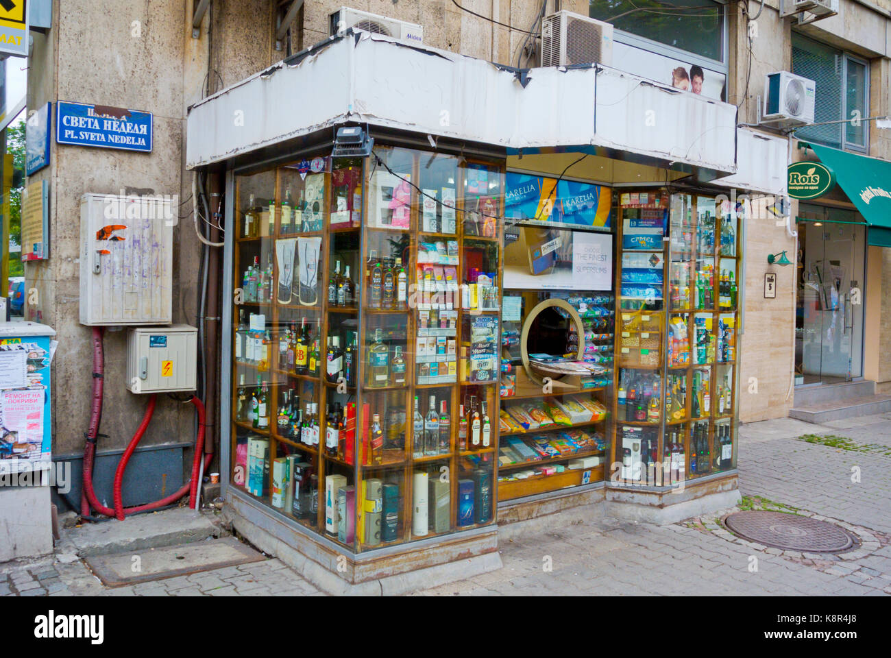 Kiosque, corner shop, avec une bonne sélection de l'alcool et les cigarettes, pl sv Nedelya, Sofia, Bulgarie Banque D'Images