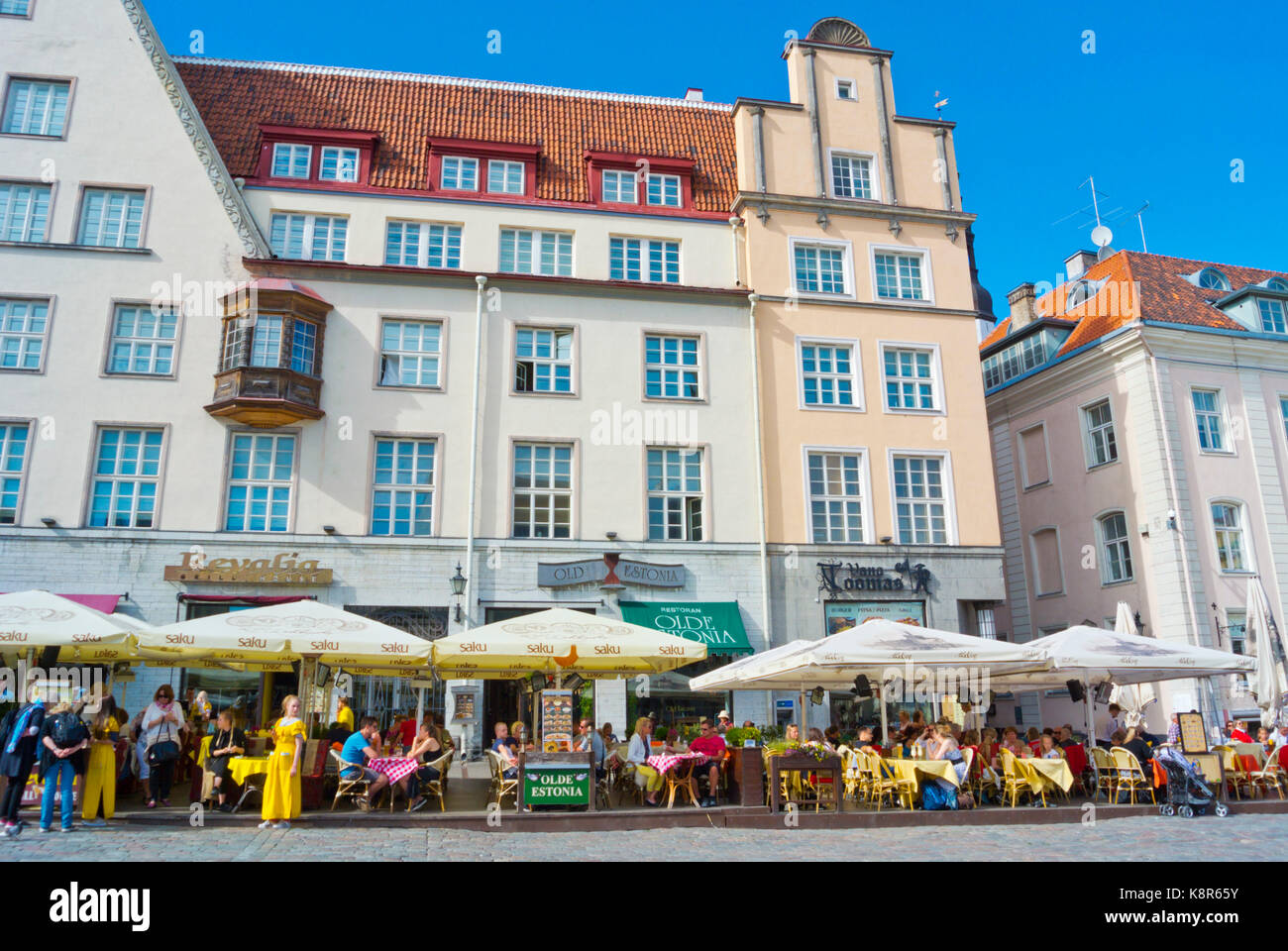 Terrasses de restaurants, Raekoja plats, place de la mairie, Vanalinn, vieille ville, Tallinn, Estonie Banque D'Images