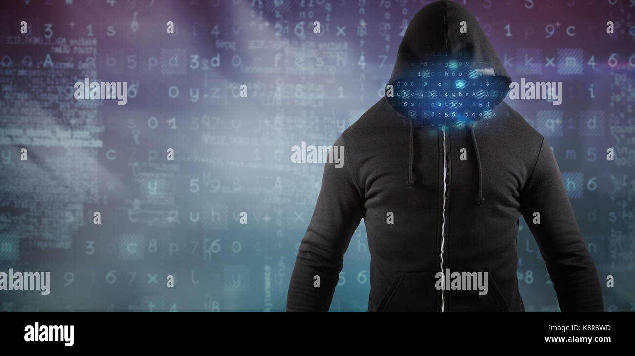 Hacker masculin vêtu de noir hoodie debout contre le fond violet et turquoise Banque D'Images