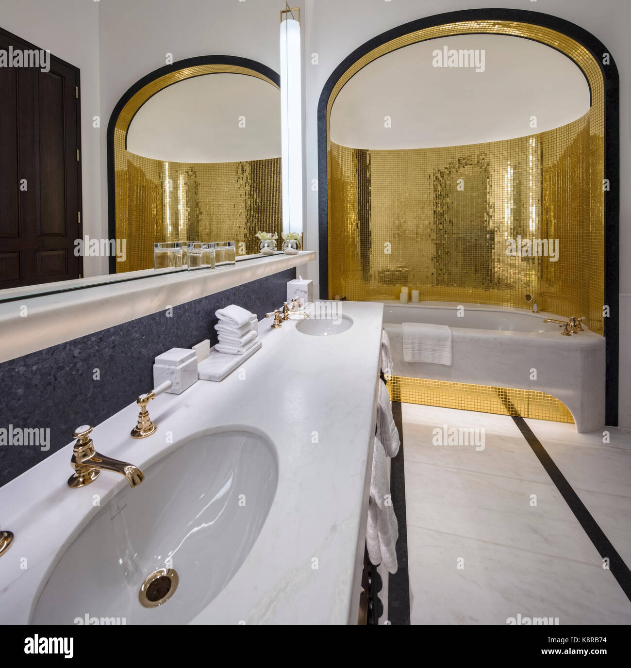 Une salle de bains privative de luxe. 10 La place de la Trinité - Four  Seasons Hotel, City of London, Royaume-Uni. Architecte : Aukett Swanke,  2017 Photo Stock - Alamy