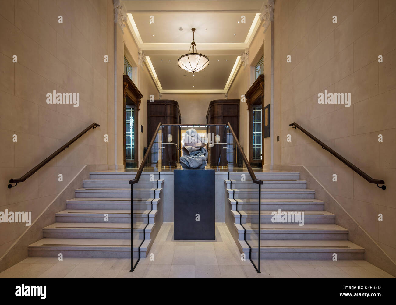 Du côté de l'hôtel entrée de restaurants. 10 La place de la Trinité - Four Seasons Hotel, City of London, Royaume-Uni. Architecte : Aukett Swanke, 2017. Banque D'Images