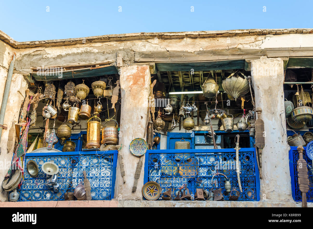 Grande sélection de pots, lampes de poche, lanterne et autres ouvrages métalliques en boutique de souk dans la médina de Fès, Maroc, afrique du nord. Banque D'Images
