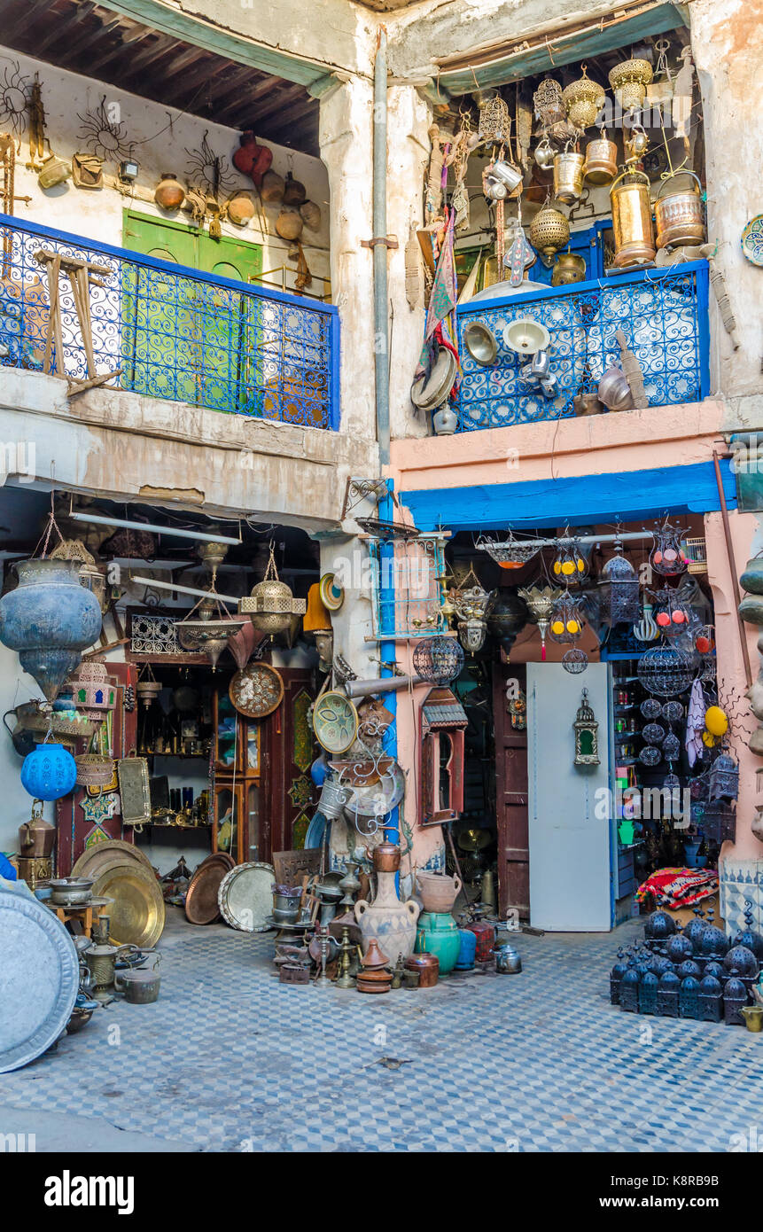 Grande sélection de pots, lampes de poche, lanterne et autres ouvrages métalliques en boutique de souk dans la médina de Fès, Maroc, afrique du nord. Banque D'Images