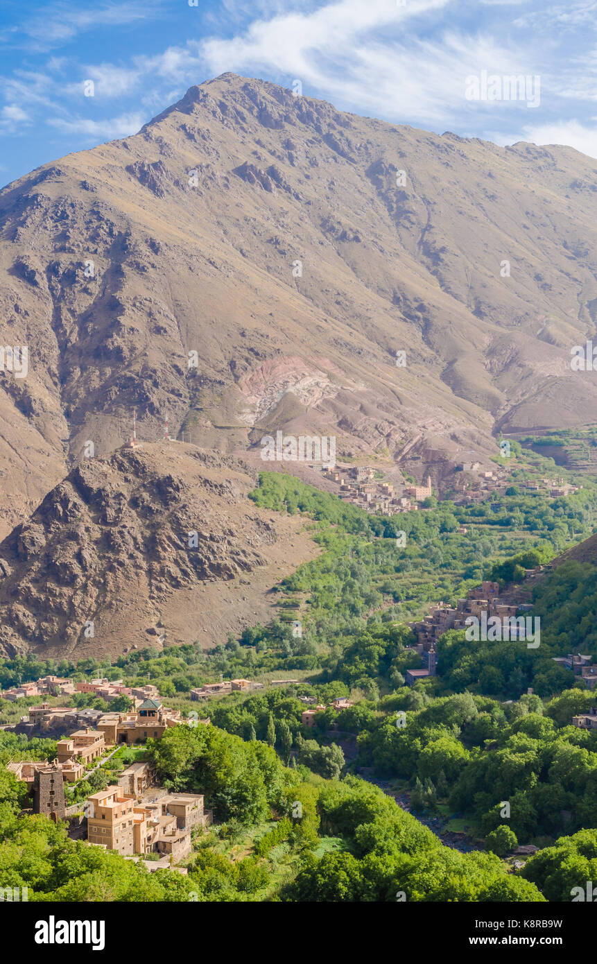 Belle vue sur les montagnes du haut atlas Paysage avec vallée verdoyante et pics rocheux, le Maroc, l'Afrique du Nord. Banque D'Images