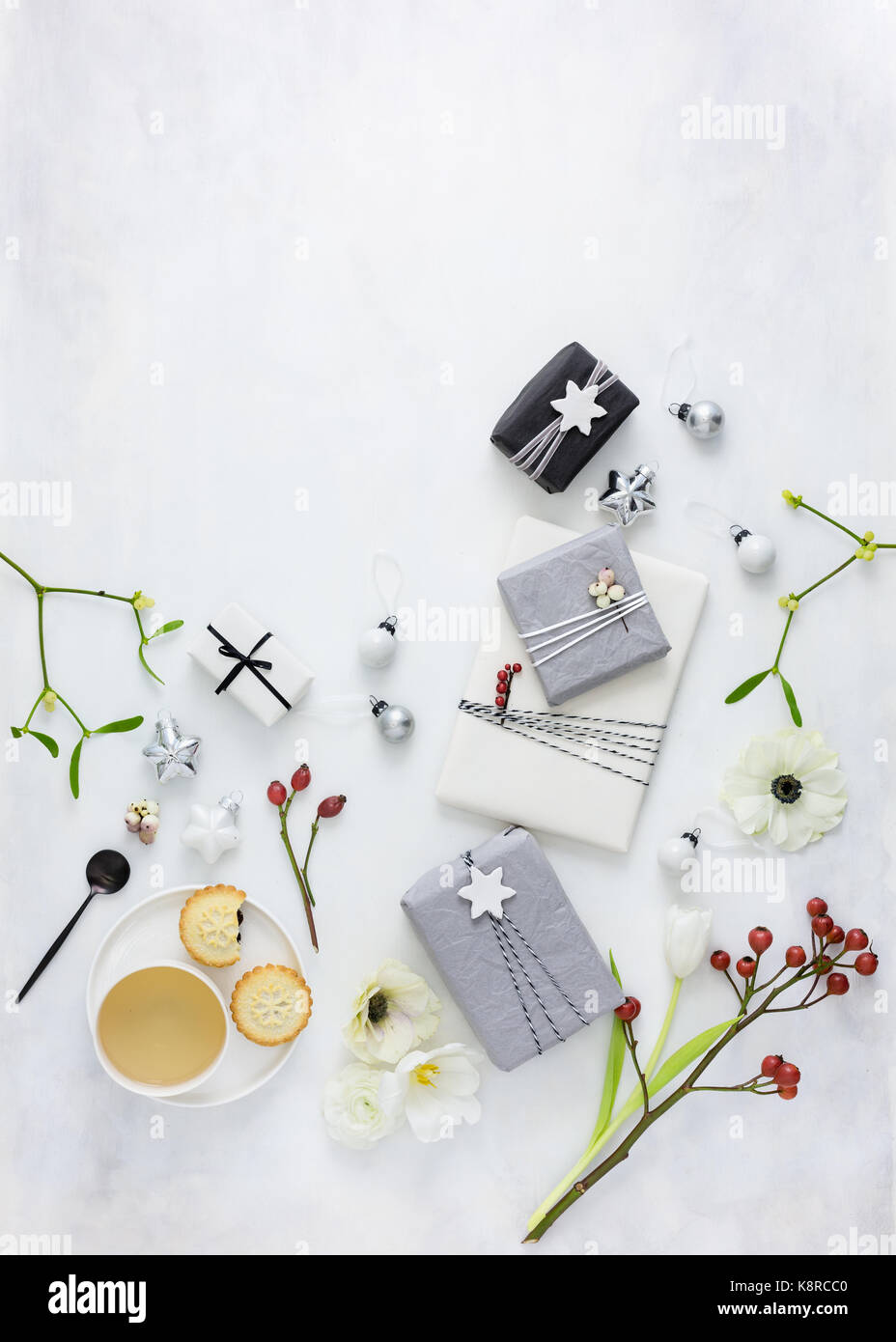 Envelopper les cadeaux de Noël avec du papier de tissu et de la ficelle et décorer avec des 