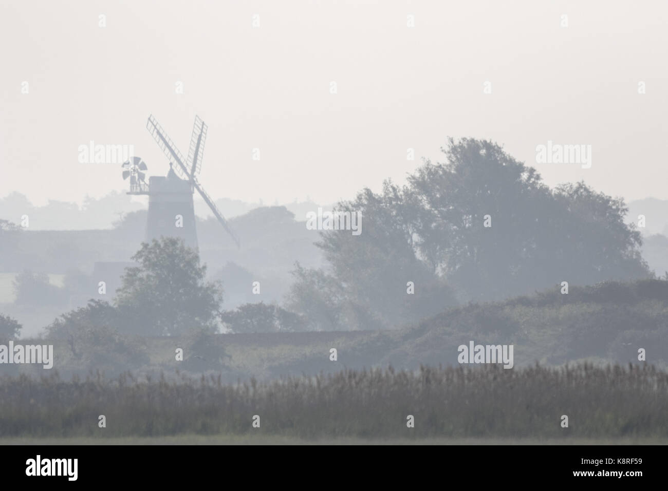 Tôt le matin voir de burnham overy staithe moulin, c'est un bâtiment classé grade II* tower mill à Burnham overy staithe, Norfolk Banque D'Images