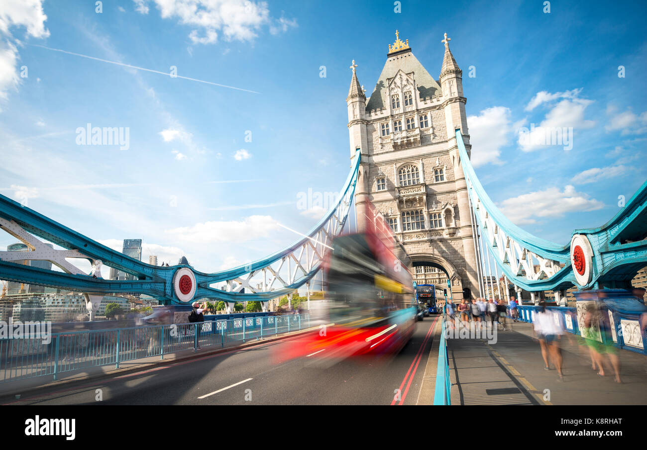 Bus à impériale rouge sur le Tower Bridge, le motion blur, Tower Bridge, Londres, Angleterre, Grande-Bretagne Banque D'Images