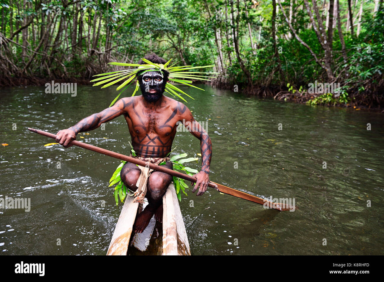 Korafe-man paddling dans un étang-réservoir bateau, mclaren-port, tufi, Papouasie-Nouvelle-Guinée, l'Océanie Banque D'Images