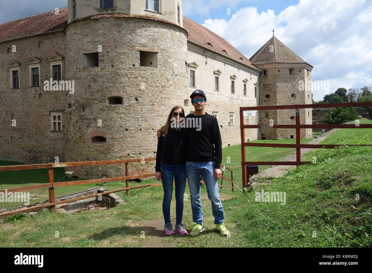 Beau jeune couple visiter brasov forteresse à Brasov, Roumanie Banque D'Images