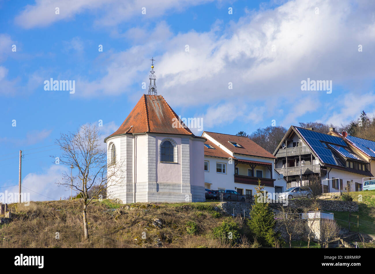 Vue sur la colline de Kirchlesberg avec la chapelle Saint-Magnus à Zwiefalten-Gossenzugen, Wuerttemberg, Allemagne. Banque D'Images