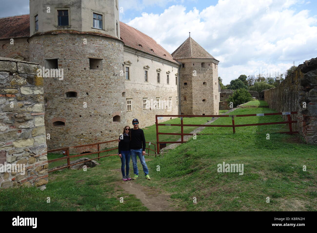 Beau jeune couple visiter brasov forteresse à Brasov, Roumanie Banque D'Images