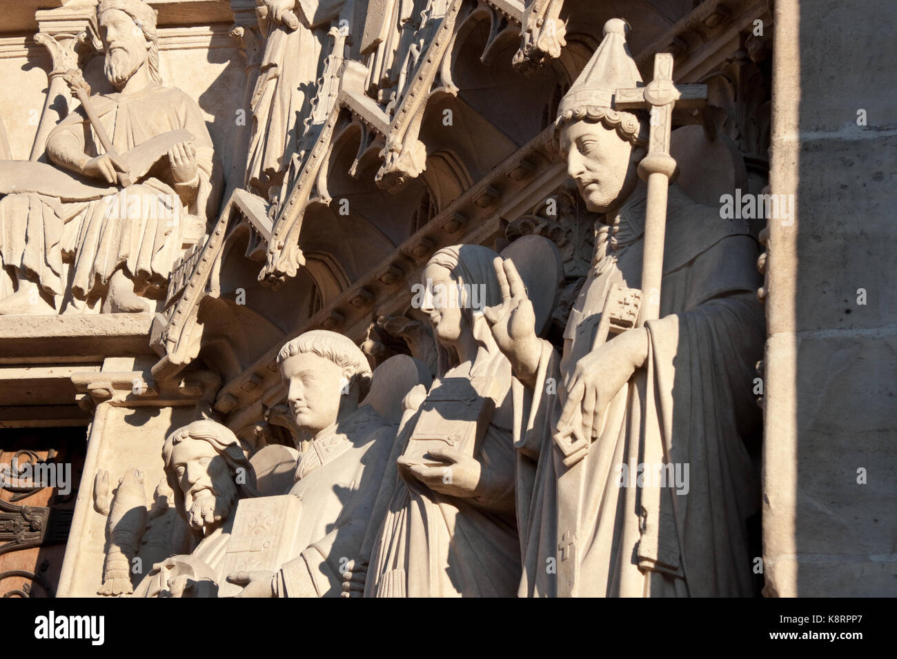 Les sculptures du portail de la Vierge, Notre Dame de Paris (Saint Jean le Baptiste, Saint Etienne, Saint Genevieve, le pape Saint Sylvestre) Banque D'Images