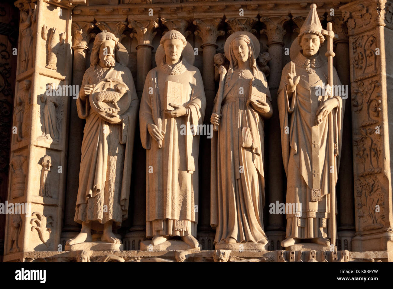 Les sculptures de Notre-Dame de Paris, portail de la Vierge Banque D'Images
