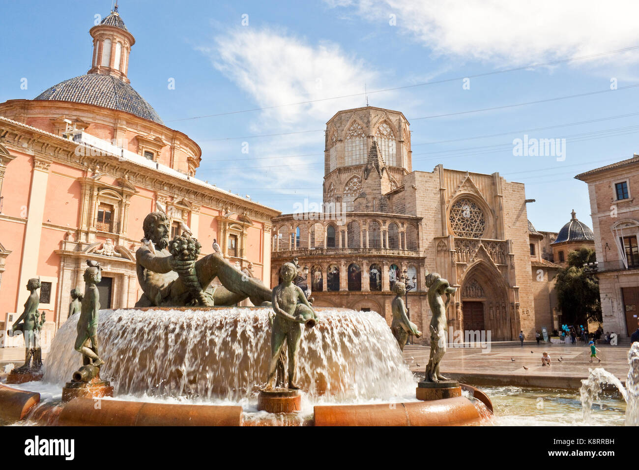 Valence, le 10 avril 2013 - Virgin : place avec fontaine turia, basilique notre dame de l'abandonné et apôtres porte de la Cathédrale de Valencia. Banque D'Images