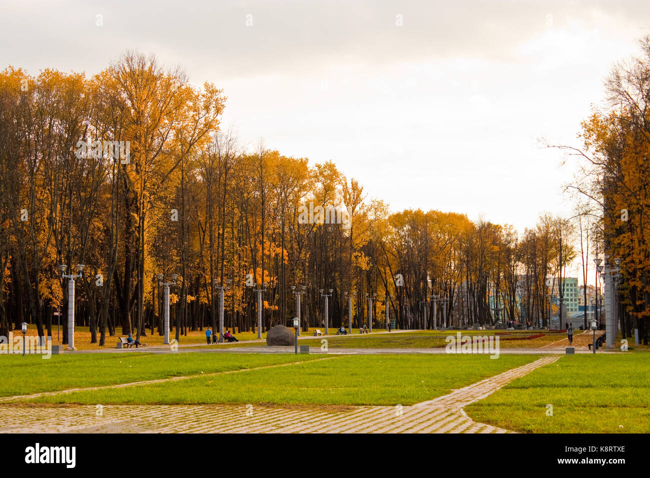 Automne lumineux alley dans le parc de la victoire, Minsk, Bélarus Banque D'Images