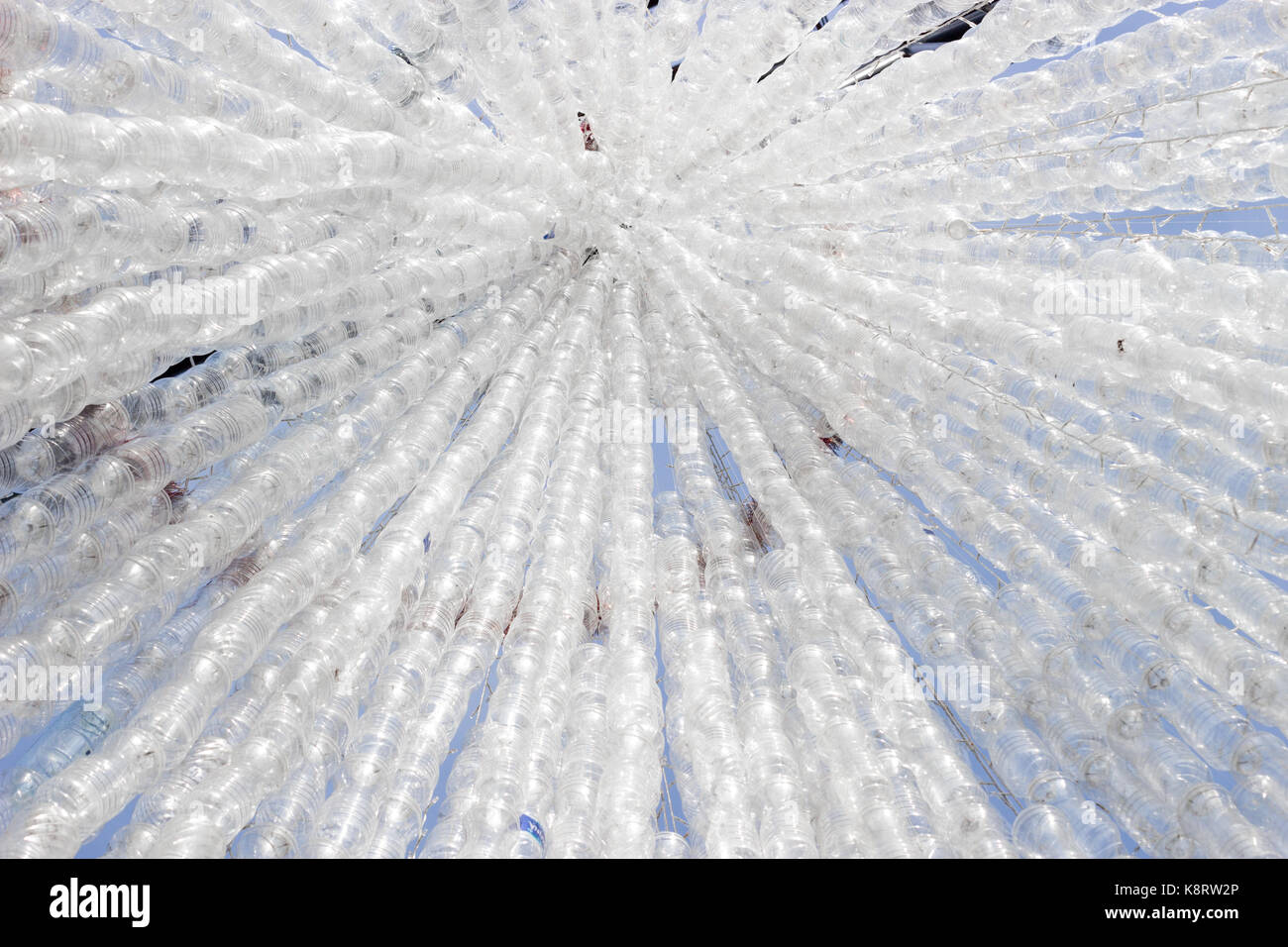 Décoration de bouteille d'eau en plastique avec concept de recyclage et lumière de noël Banque D'Images