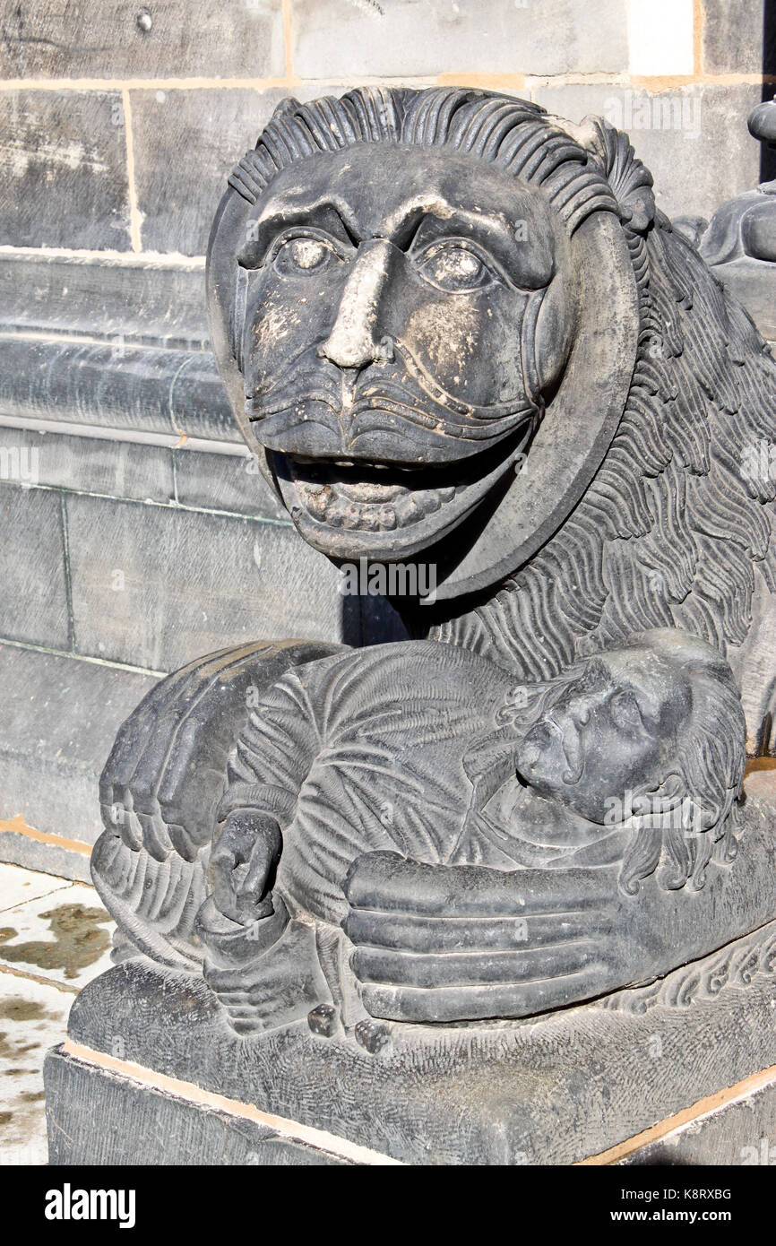 Sculpture d'un lion tenant un homme, un détail de la cathédrale de Brême, Allemagne Banque D'Images