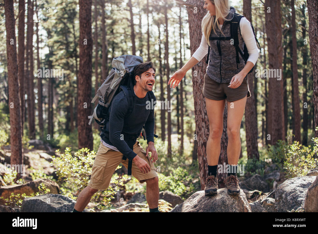 L'homme et la femme les randonneurs appréciant la randonnée sur sentier rocheux. Explorer la nature couple randonneur marchant à travers les bois. Banque D'Images