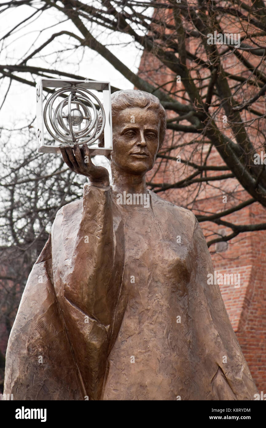 Varsovie, Pologne - 25 Février 2015 : Sculpture de Marie Sklodowska-Curie sculpteur polonais Bronislaw Krzysztof. Le Prix Nobel grand scientifique est h Banque D'Images