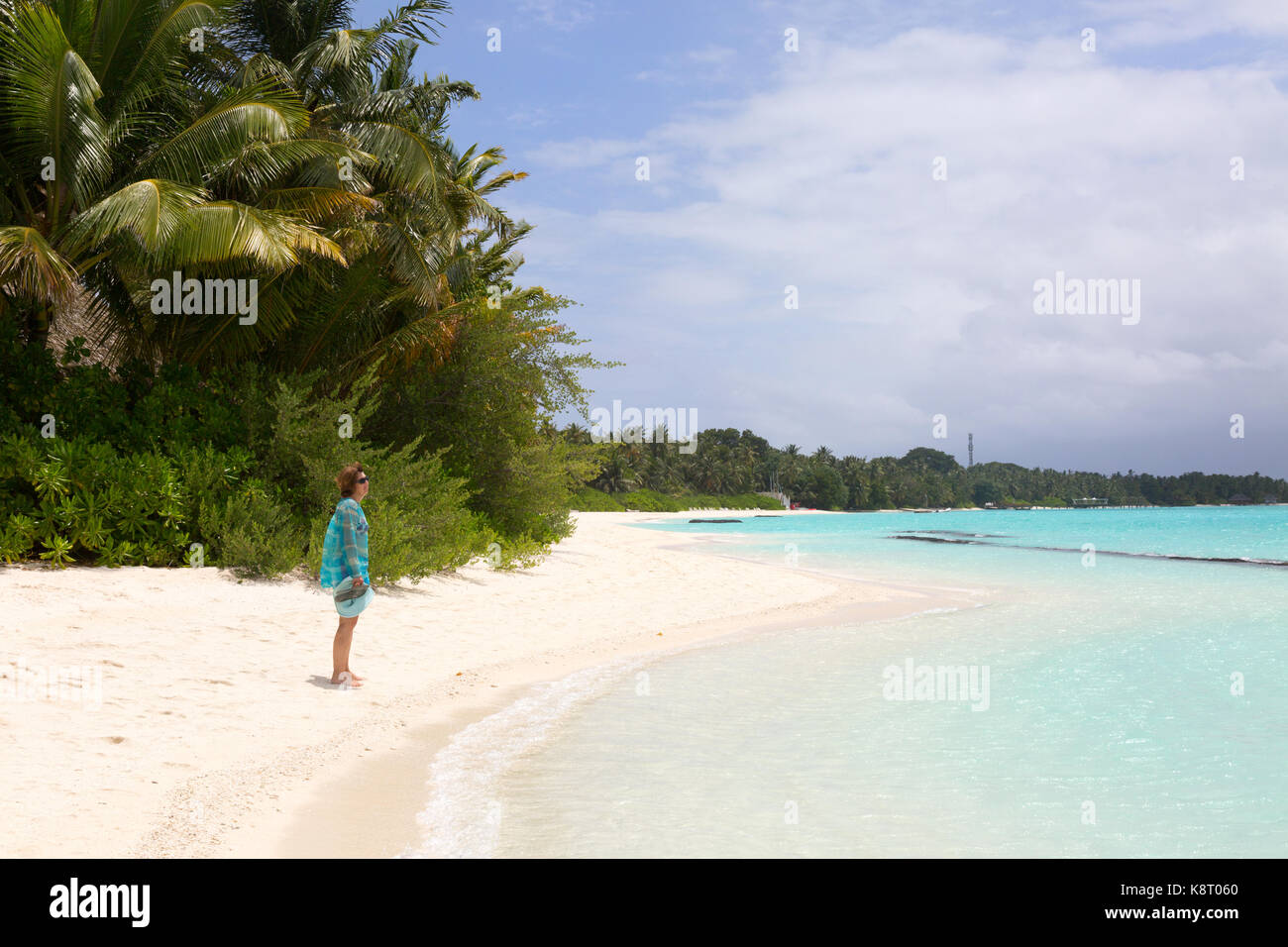 Maldives Beach - une femme touristique debout sur la plage, Rasdhoo Atoll, , les Maldives, Asie Banque D'Images