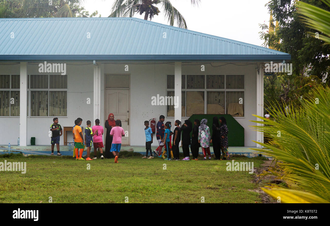 Maldives - l'école d'élèves et à leur professeur, l'école du village, l'île de Rasdhoo, les Maldives Asie Banque D'Images