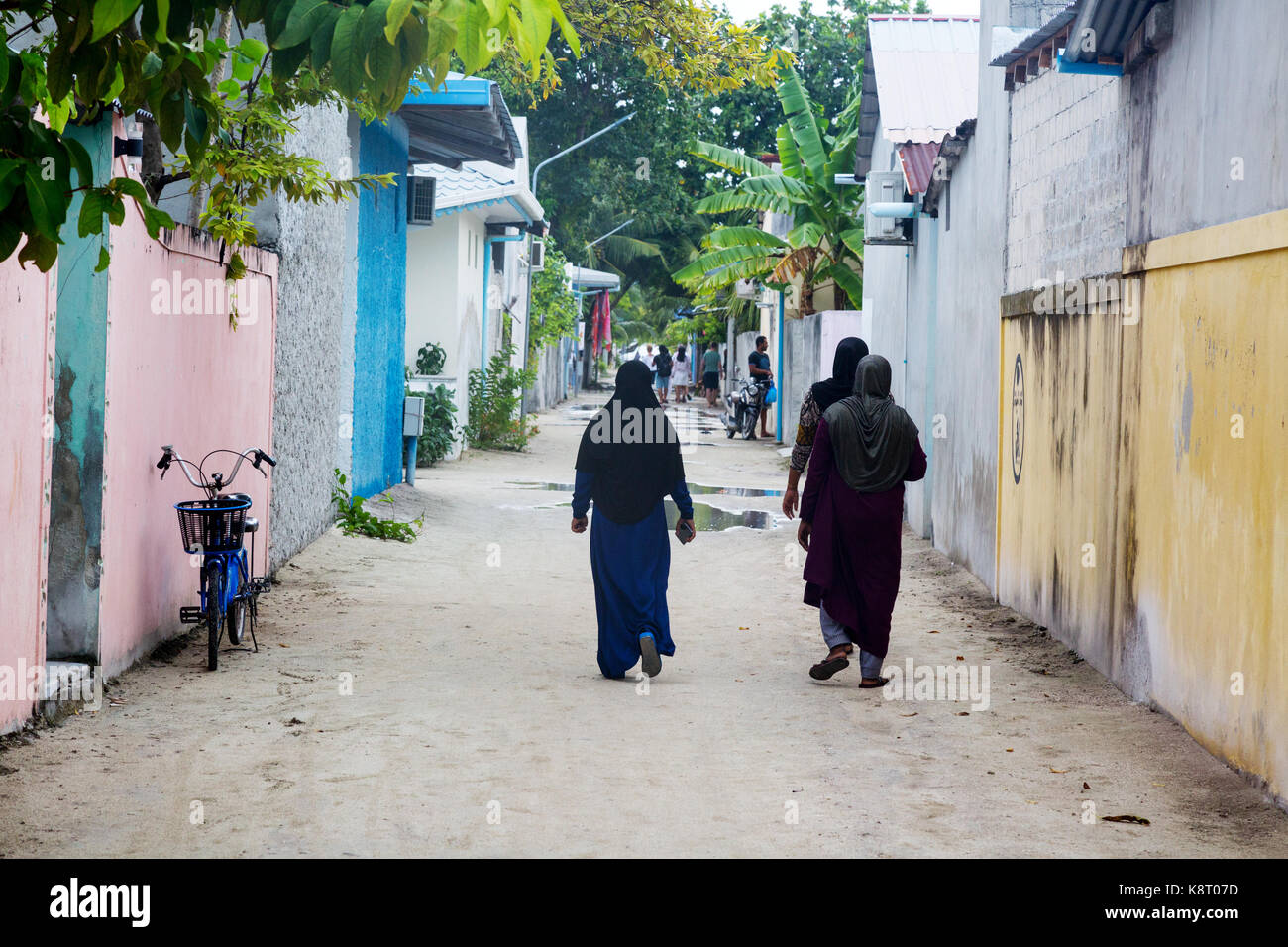 Les femmes musulmanes locales se promenant dans le village, l'île de rasdhoo, les Maldives, l'Asie Banque D'Images