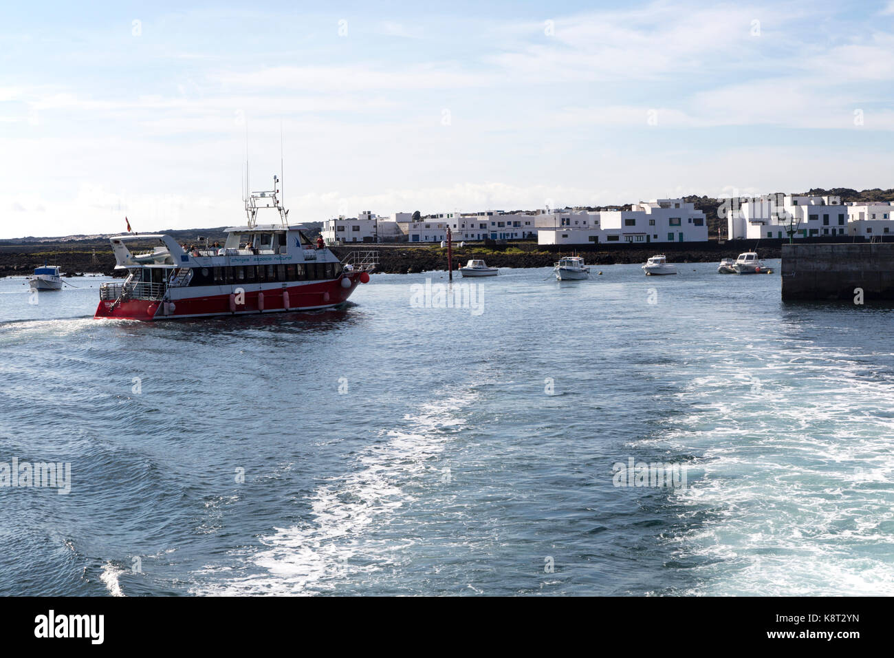 Bateau touristique arrivant à Orzola port depuis La Graciosa, Lanzarote, îles Canaries, Espagne Banque D'Images