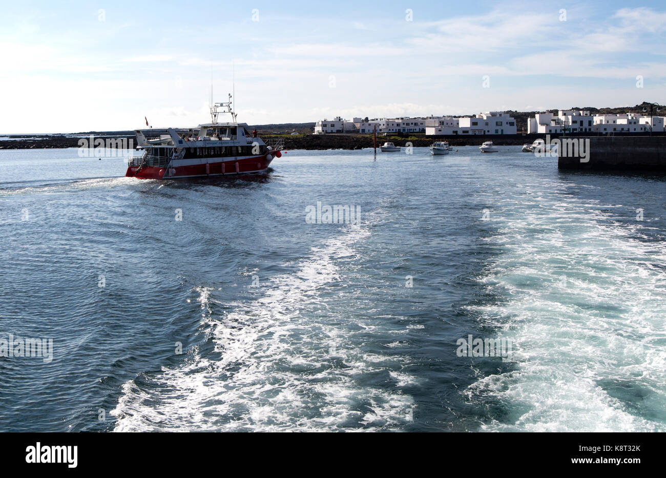 Bateau touristique arrivant à Orzola port depuis La Graciosa, Lanzarote, îles Canaries, Espagne Banque D'Images
