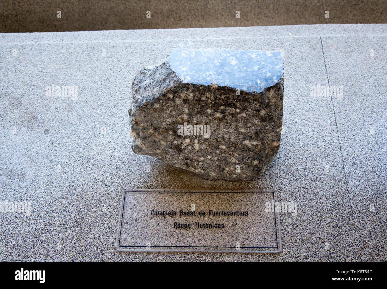 Échantillon de roche basale complexe de Fuerteventura, géologie afficher Casa de los Volcanes centre d'étude des volcans, Lanzarote, Iles Canaries, Espagne Banque D'Images