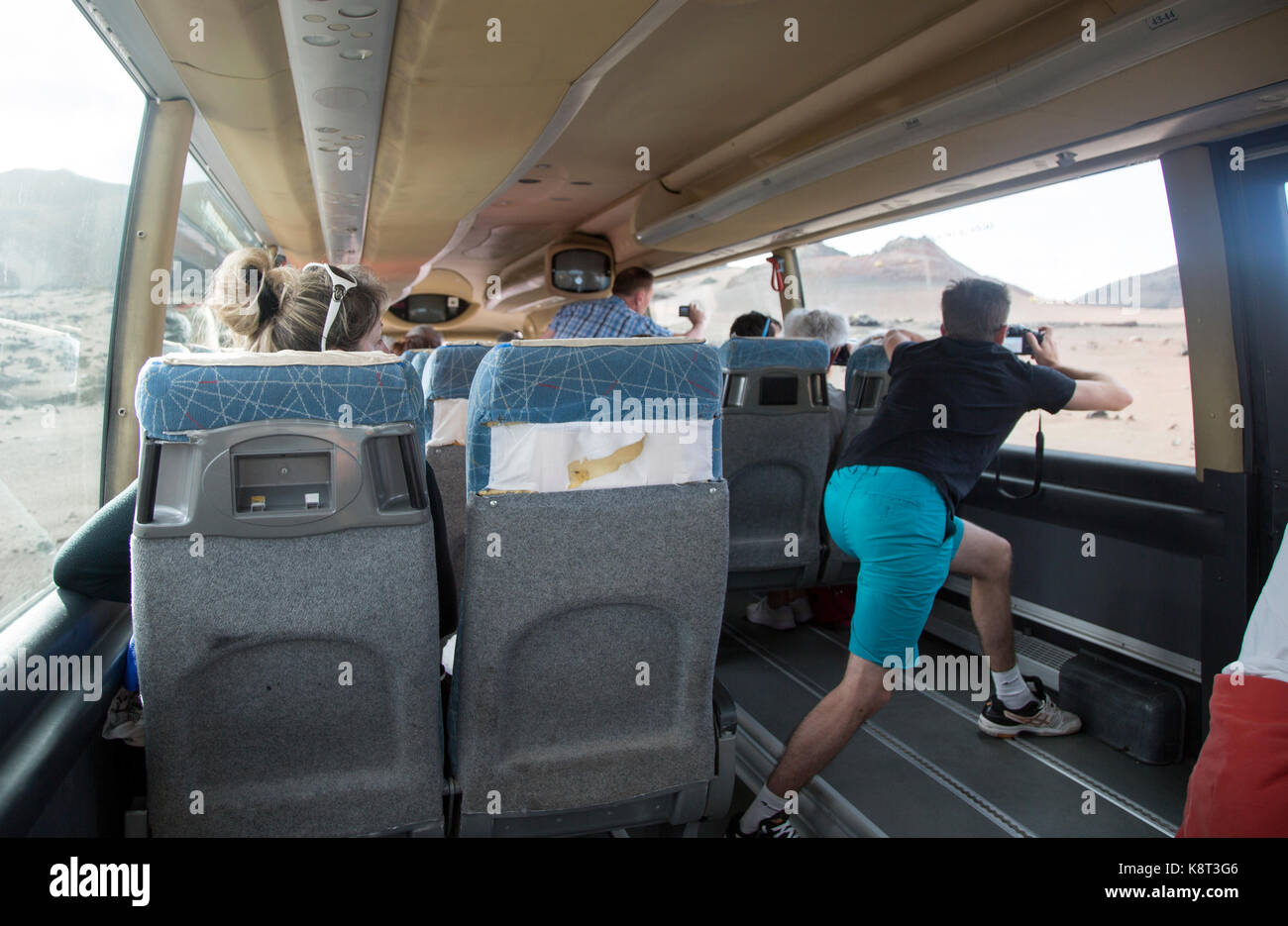 Les touristes en bus de tournée sur la Ruta de los Volcanes, Parque Nacional de Timanfaya, parc national, Lanzarote, îles Canaries, Espagne Banque D'Images