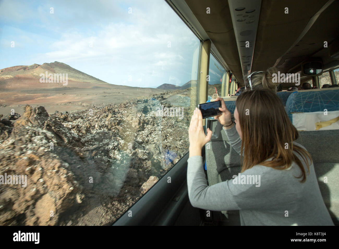 Les touristes en bus de tournée sur la Ruta de los Volcanes, Parque Nacional de Timanfaya, parc national, Lanzarote, îles Canaries, Espagne Banque D'Images