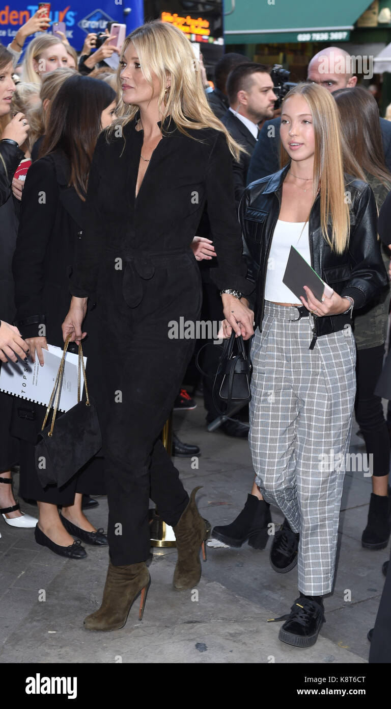 La Photo Doit Être Créditée ©Alpha Press 079965 17/09/2017 Kate Moss Et Sa Fille Lila Grace Moss Hack Topshop Fashion Show Pendant La Semaine De La Mode De Londres Printemps Été 2018 À Londres Banque D'Images