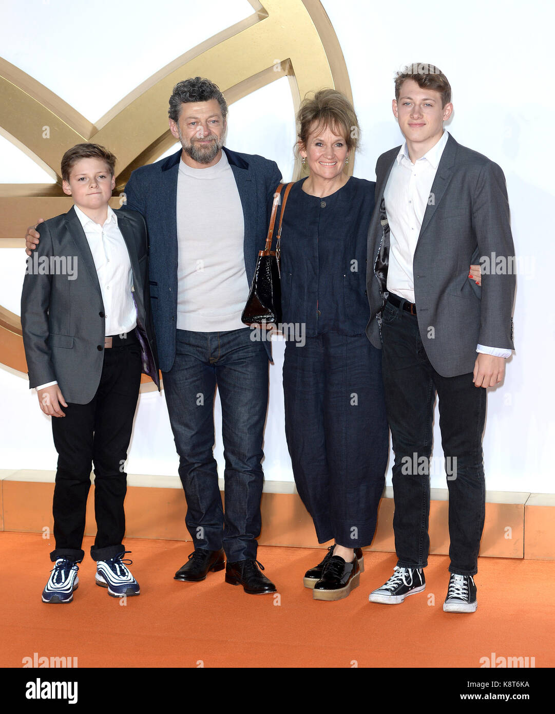 La Photo Doit Être Créditée ©Alpha Press 078237 18/09/2017 Andy Serkis Avec Épouse Lorraine Ashbourne Et Children Sonny Et Louis Jameson Au Kingsman The Golden Circle World Movie Premiere À Leicester Square À Londres Banque D'Images