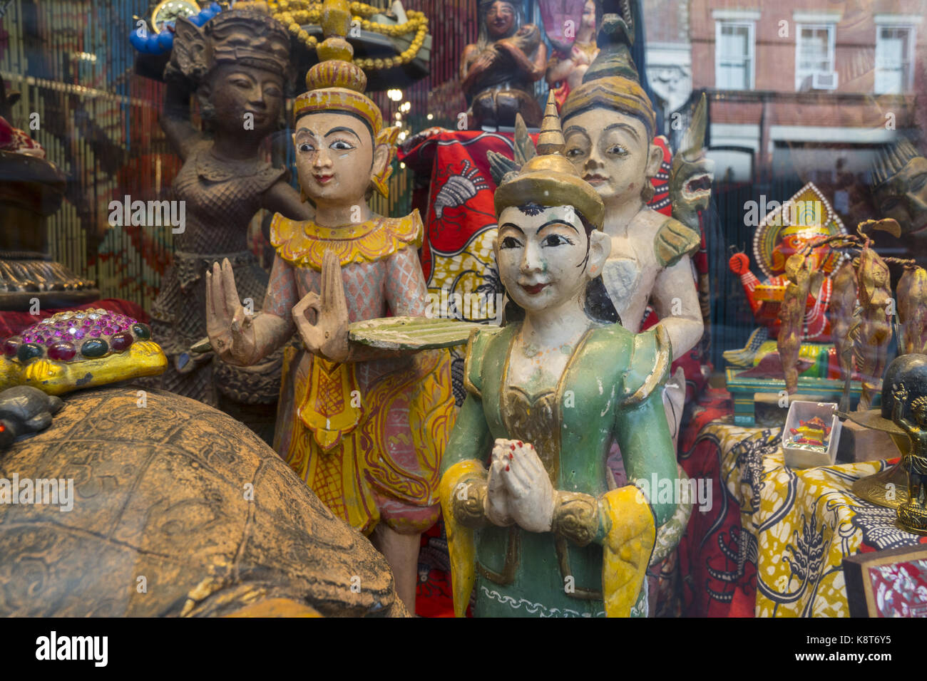 L'art religieux de l'Asie dans la fenêtre dans un magasin à Greenwich Village, New York. Banque D'Images