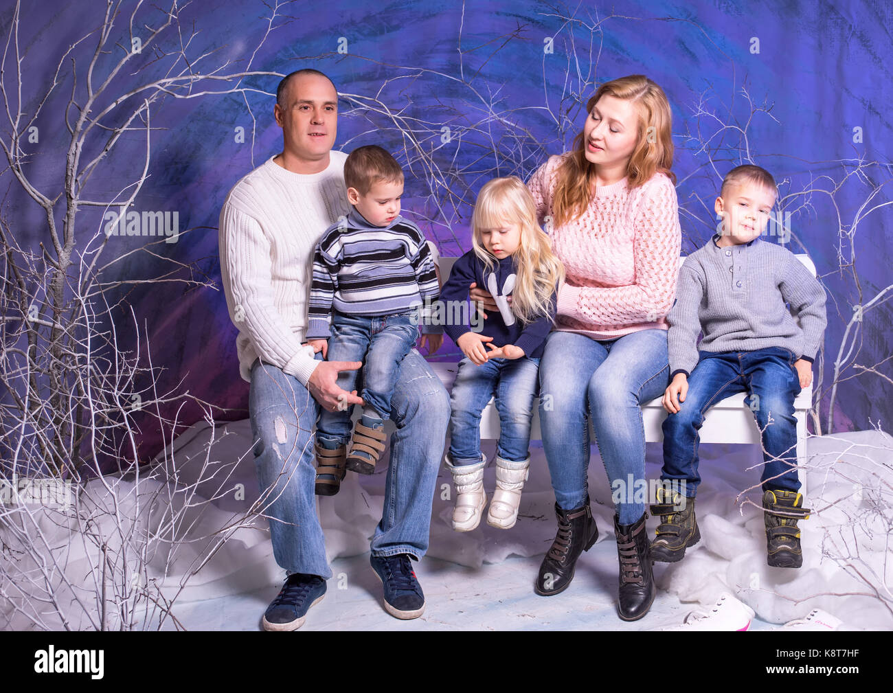 Famille heureuse à l'heure d'hiver Banque D'Images