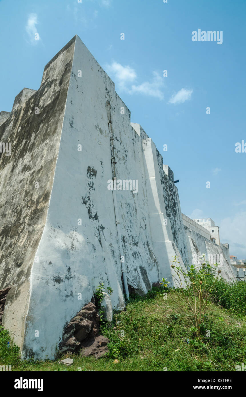 Fort de traite des esclaves célèbres de l'époque coloniale le château d'Elmina avec de hauts murs blancs, Elmina, Ghana, Afrique de l'ouest. Banque D'Images