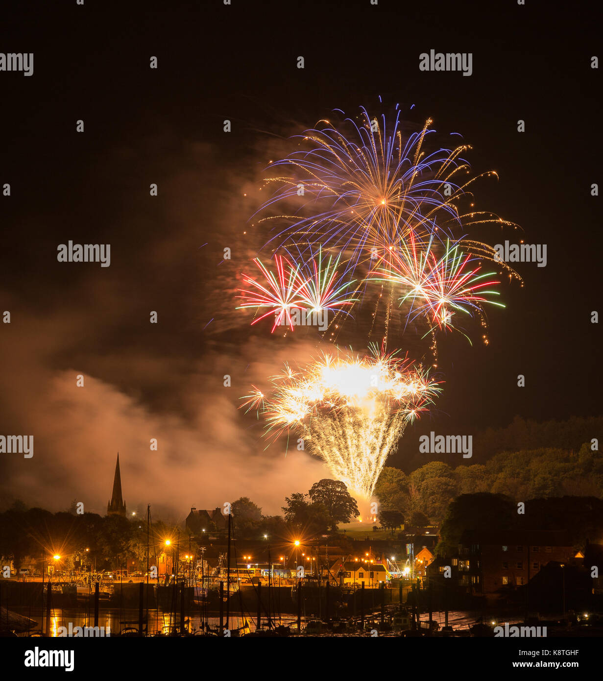 Kirkcudbright, tatouage, Fireworks, affichage, 2017, bateaux, Port, étoiles, vasières, église, couleur rouge, l'établissement harbor lights, Galloway, Scotland Banque D'Images