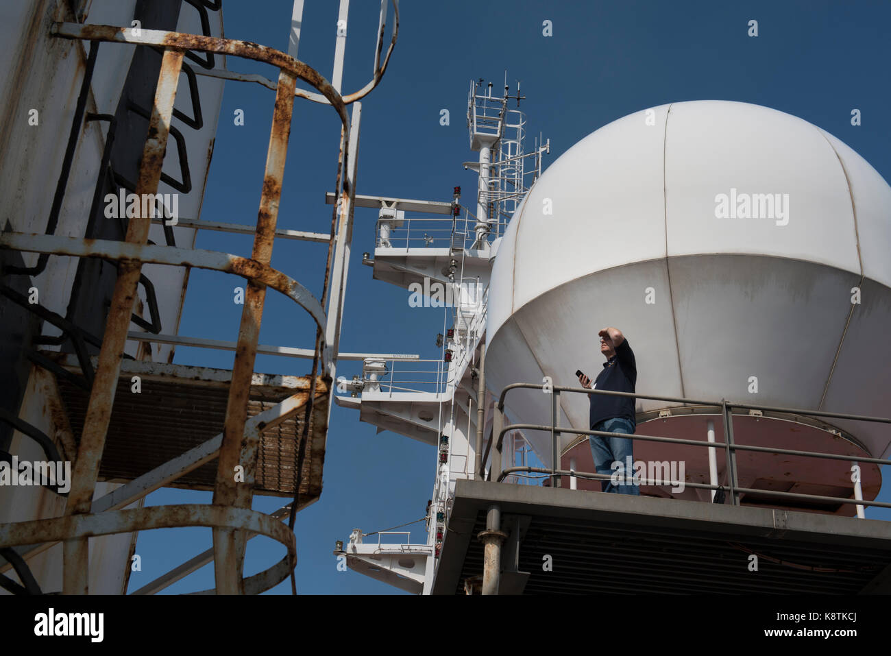 Homme regardant dans la distance, avec le soleil dans les yeux. crédit : lee ramsden / alamy Banque D'Images