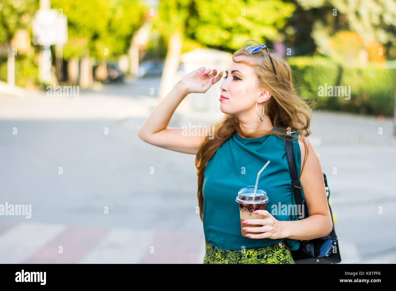 Fille à la mode appelant taxi dans la rue Banque D'Images