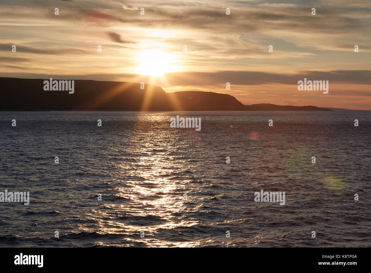 Coucher du soleil de l'Arctique au large de Vardø, loin au nord au large de l'Arctique norvégien Cercle. Banque D'Images