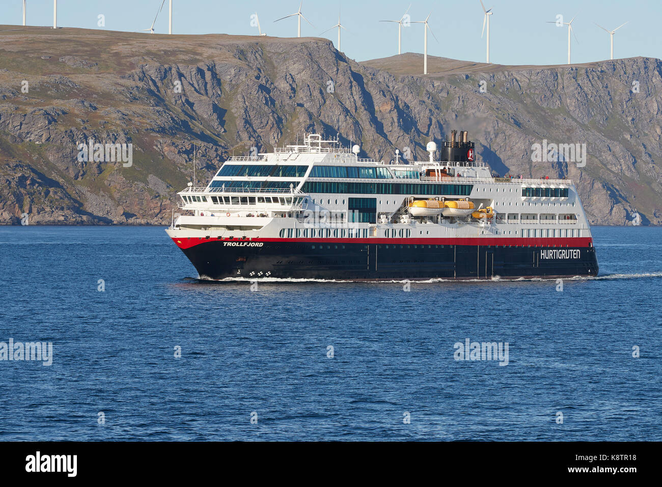 Le Ferry Hurtigruten norvégien, MS TrollFjord, près de Havøysund, la Norvège. Banque D'Images