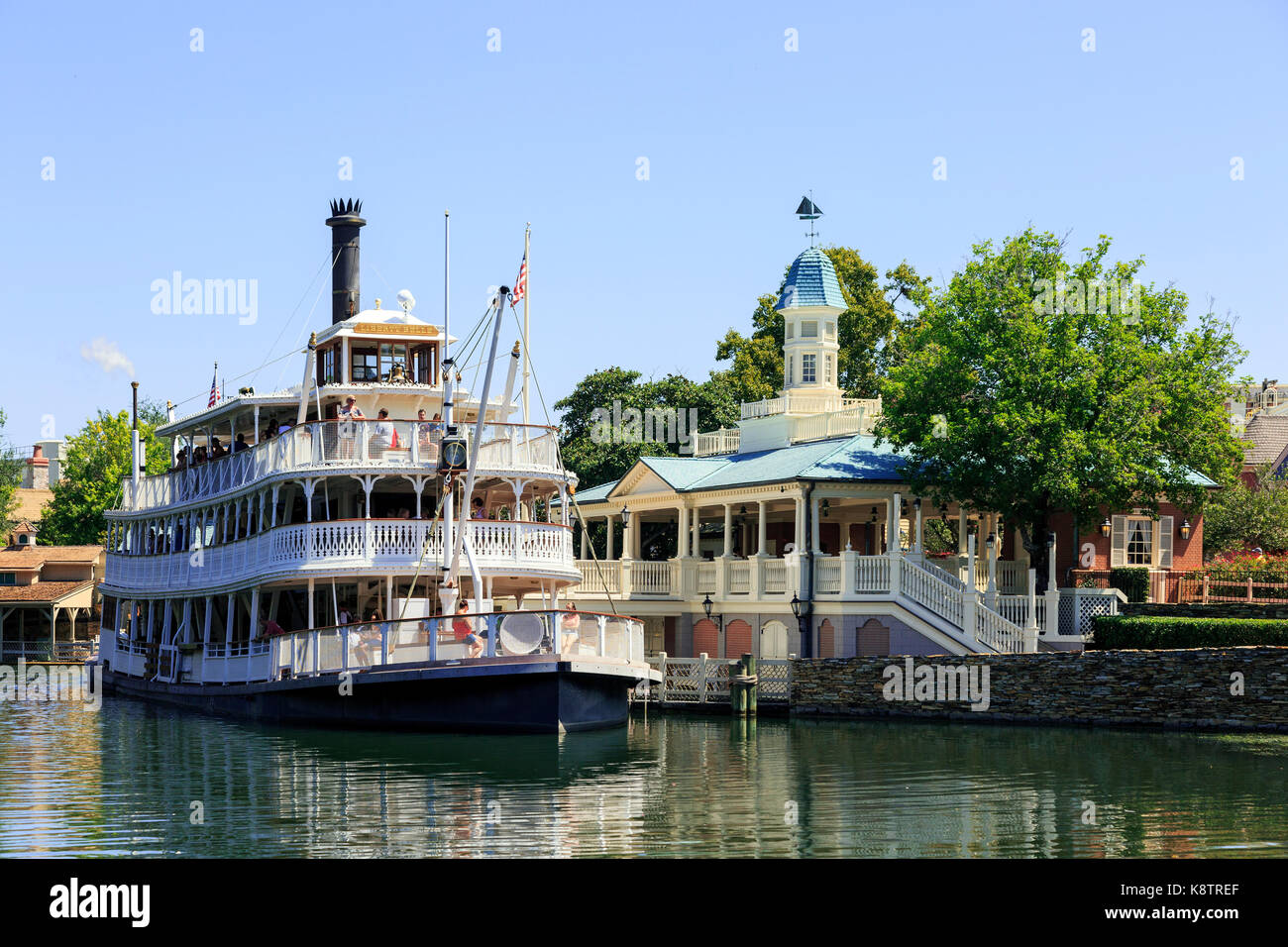 Au style traditionnel à vapeur à fond plat américain utilisé pour prendre des courts trajets à touristes à Walt Disneys Magic Kingdom, Orlando, Banque D'Images