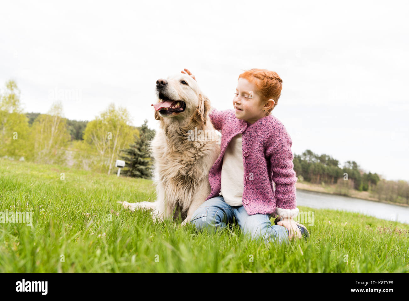 Enfant jouant avec un chien Banque D'Images